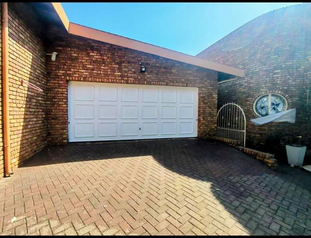 5 BEDROOM HOUSE FOR SALE IN ZWARTKOP